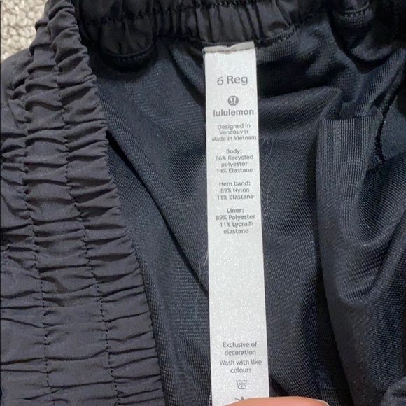 Lululemon Hotty Hot shorts- Black 2.5” - Picture 5 of 6